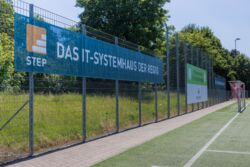 Ballfangzaun-Werbung von STEP auf der Anlage des FV Lörrach-Brombach im Grüttpark Lörrach